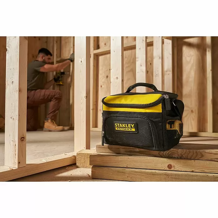 Stanley FatMax Nevera portátil FMST83498-1 - 215 x 216 x 265 mm, Negro/Amarillo - Producto en uso