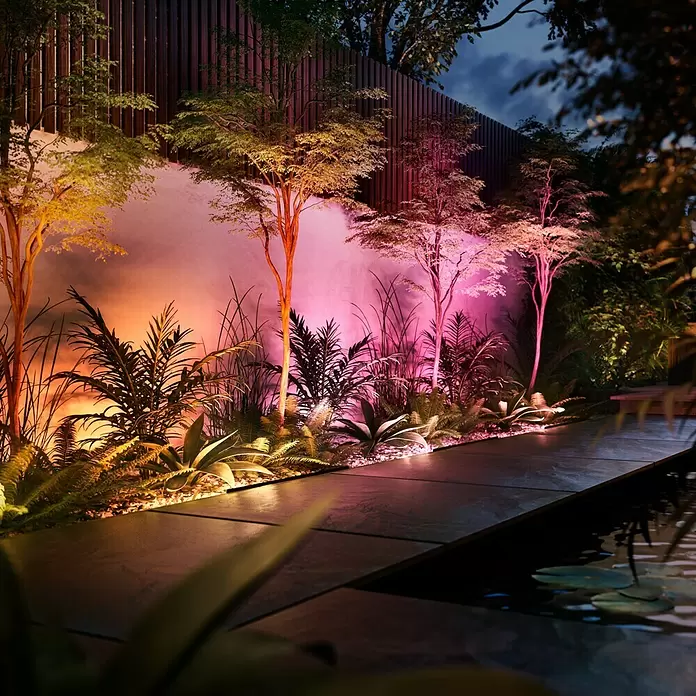 Philips Hue LED-Außenleuchte Amarant - 20 W, Schwarz, IP65 - Stimmungsaufnahme
