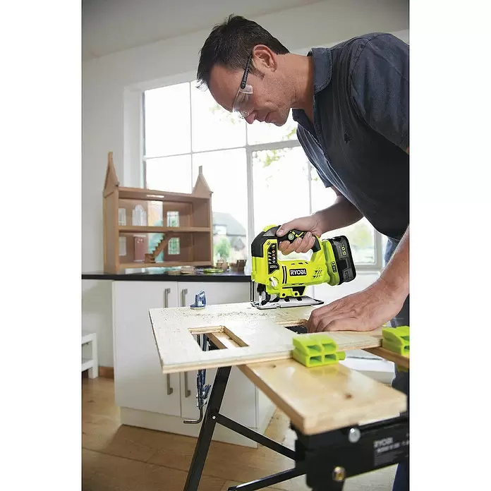 Ryobi ONE+ Accudecoupeerzaag R18JS-0 - 18 V, Excl. accu, 1.100 - 3.000 slagen/min - Toepassingsvoorbeeld