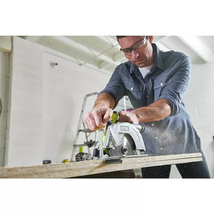 Ryobi ONE+ Akku-Handkreissäge R18CS-0 - 18 V, Ohne Akku, Sägeblatt: Ø 165 mm, Leerlaufdrehzahl: 4.700 U/min - Anwendungsbeispiel