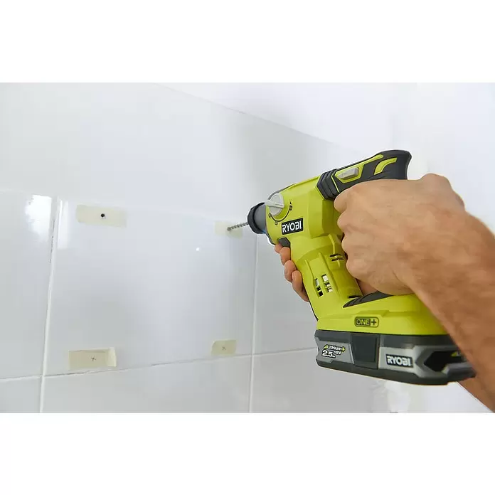Ryobi ONE+ Akku-Kombihammer R18SDS-0 - 18 V, Ohne Akku, Einzelschlagstärke: 1,3 J, Leerlaufdrehzahl: 0 U/min - 1.300 U/min - Anwendungsbeispiel