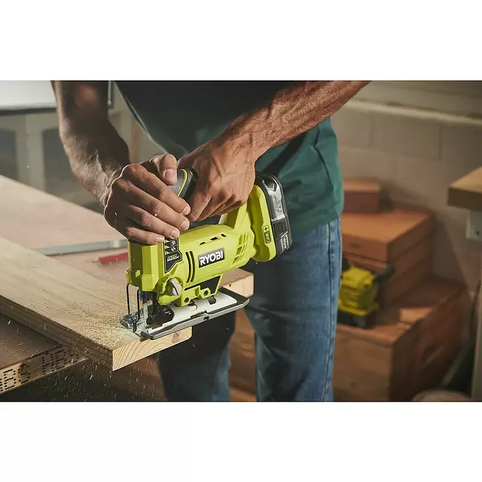 Ryobi ONE+ Accudecoupeerzaag R18JS-0 - 18 V, Excl. accu, 1.100 - 3.000 slagen/min - Toepassingsvoorbeeld