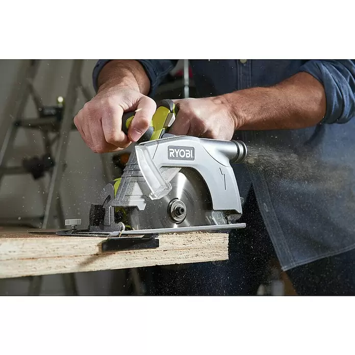 Ryobi ONE+ Akku-Handkreissäge R18CS-0 - 18 V, Ohne Akku, Sägeblatt: Ø 165 mm, Leerlaufdrehzahl: 4.700 U/min - Anwendungsbeispiel