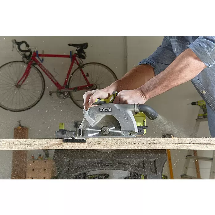 Ryobi ONE+ Akku-Handkreissäge R18CS-0 - 18 V, Ohne Akku, Sägeblatt: Ø 165 mm, Leerlaufdrehzahl: 4.700 U/min - Anwendungsbeispiel