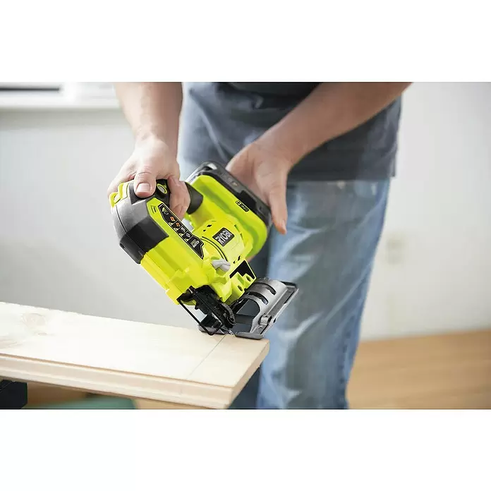 Ryobi ONE+ Accudecoupeerzaag R18JS-0 - 18 V, Excl. accu, 1.100 - 3.000 slagen/min - Toepassingsvoorbeeld