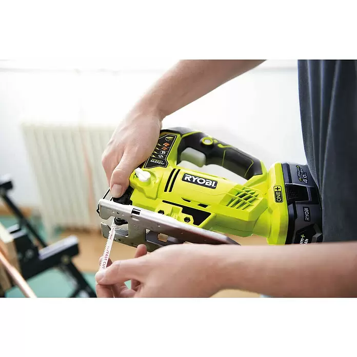 Ryobi ONE+ Accudecoupeerzaag R18JS-0 - 18 V, Excl. accu, 1.100 - 3.000 slagen/min - Toepassingsvoorbeeld