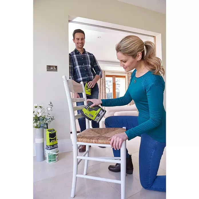 Ryobi ONE+ Akku-Delta-Vibrationsschleifer R18PS-0 - 18 V, 5 Ah, Ohne Akku, 22.000 U/min - Anwendungsbeispiel