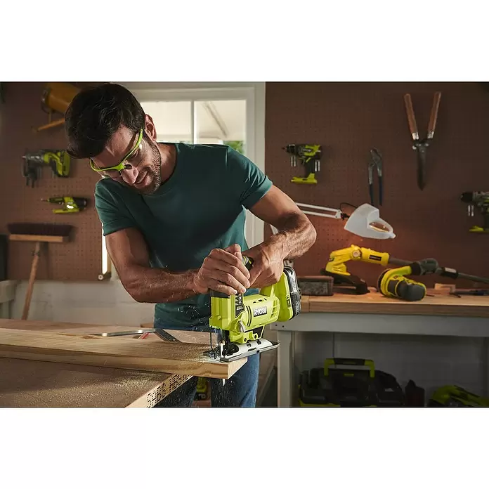 Ryobi ONE+ Akku-Stichsäge R18JS-0 - 18 V, Ohne Akku, 1.100 - 3.000 Hübe/min - Anwendungsbeispiel