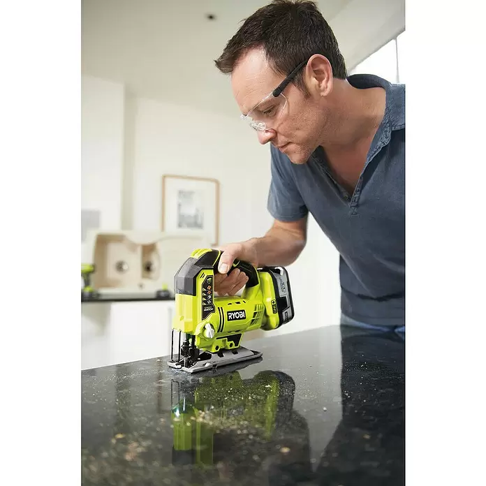 Ryobi ONE+ Akku-Stichsäge R18JS-0 - 18 V, Ohne Akku, 1.100 - 3.000 Hübe/min - Anwendungsbeispiel