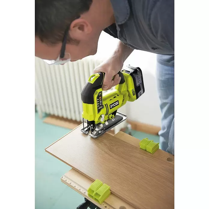 Ryobi ONE+ Akku-Stichsäge R18JS-0 - 18 V, Ohne Akku, 1.100 - 3.000 Hübe/min - Anwendungsbeispiel