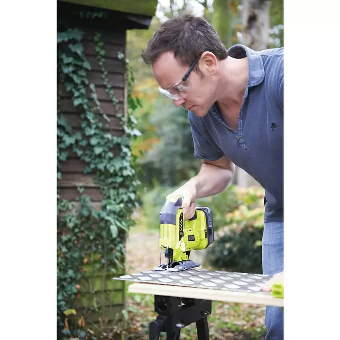 Ryobi ONE+ Akku-Stichsäge R18JS-0 - 18 V, Ohne Akku, 1.100 - 3.000 Hübe/min - Anwendungsbeispiel