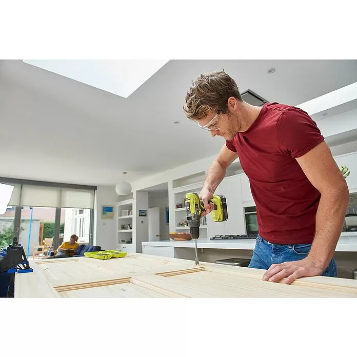 Ryobi ONE+ Akku-Schlagbohrschrauber R18PD3-0 - 18 V, Ohne Akku, Leerlaufdrehzahl: 0 U/min - 1.800 U/min - Anwendungsbeispiel