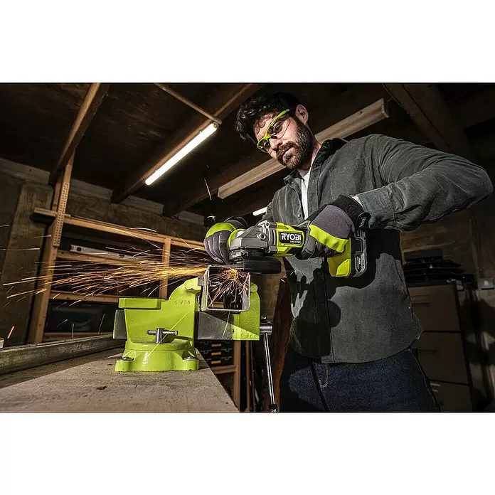 Ryobi ONE+HP Amoladora angular de batería RAG18X-0 - 18 V, Sin batería, Diámetro disco: 125 mm - Producto en uso