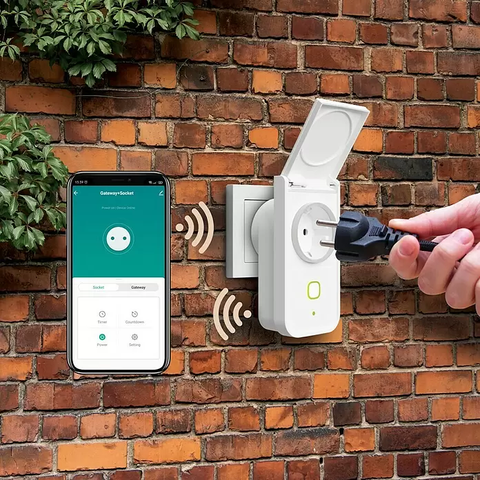 Muvit iO Enchufe inteligente WiFi + Hub Bluetooth Mesh - Para exterior, IP44, Blanco, 16 A - Producto en uso