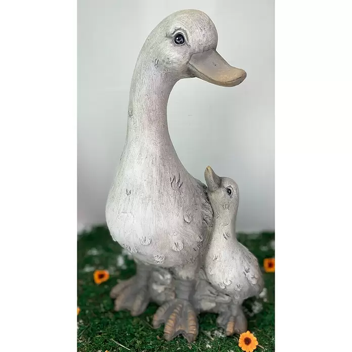 Deko-Ente mit Entenkind - L x B x H: 24,5 x 22,5 x 40 cm, Grau - Stimmungsaufnahme
