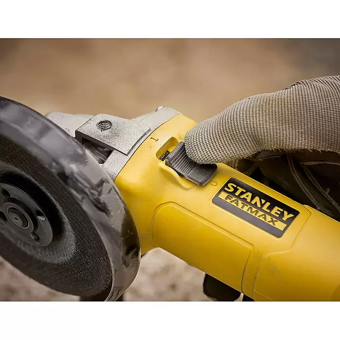 Stanley FatMax Amoladora FMEG615-QS - 600 W, Diámetro disco: 115 mm, Número de revoluciones de marcha en vacío: 12.000 r.p.m. - Primer plano