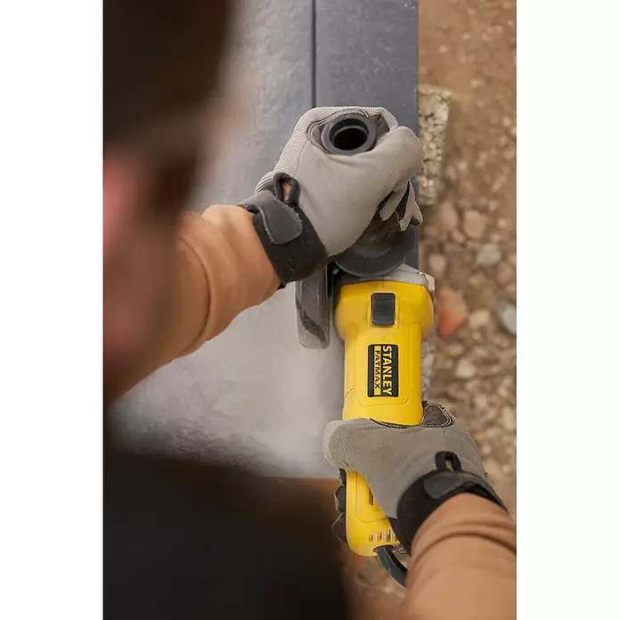 Stanley FatMax Amoladora FMEG615-QS - 600 W, Diámetro disco: 115 mm, Número de revoluciones de marcha en vacío: 12.000 r.p.m. - Producto en uso