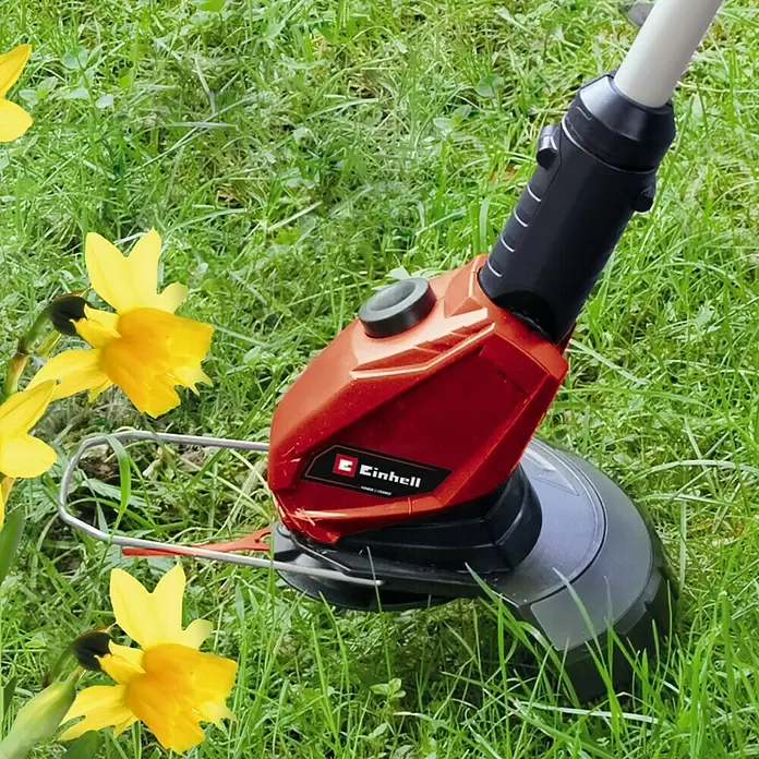 Einhell Power X-Change Recortabordes de batería GE-CT 18 Li-Solo - 18 V, Iones de litio, Sin batería, Ancho de corte: 24 cm - Producto en uso