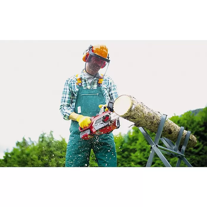 Einhell Power X-Change Akku-Kettensäge GE-LC 18/25 Li Kit - 18 V, Li-Ionen, 3 Ah, 1 Akku, Schwertlänge: 25 cm - Anwendungsbeispiel