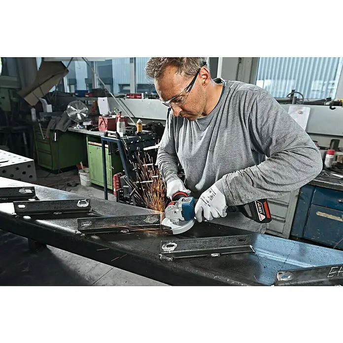 Bosch Professional Akku-Winkelschleifer GWX 18V-10 PC - 18 V, Ohne Akku, Durchmesser Scheibe: 125 mm - Anwendungsbeispiel