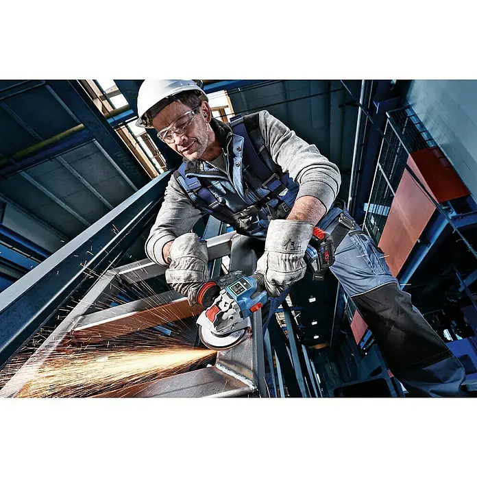 Bosch Professional Akku-Winkelschleifer GWX 18V-15 SC - 18 V, 2 Akkus, 8 Ah, Durchmesser Scheibe: 125 mm - Anwendungsbeispiel