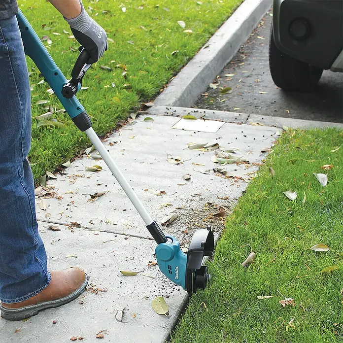 Makita Akku-Rasentrimmer DUR181RF - 18 V, Li-Ionen, 1 Akku, Schnittbreite: 26 cm - Anwendungsbeispiel