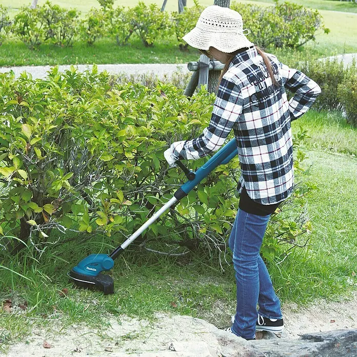 Makita Akku-Rasentrimmer DUR181RF - 18 V, Li-Ionen, 1 Akku, Schnittbreite: 26 cm - Anwendungsbeispiel