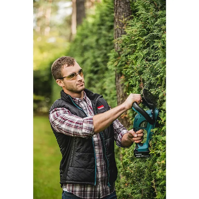 Makita Akku-Heckenschere DUH523RF - 18 V, Li-Ionen, 1 Akku, Schnittlänge: 52 cm - Anwendungsbeispiel