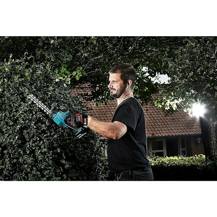 Makita Akku-Gras- & Strauchschere DUM604RFX - 18 V, Li-Ionen, 1 Akku, Messerbreite: 16 cm - Anwendungsbeispiel