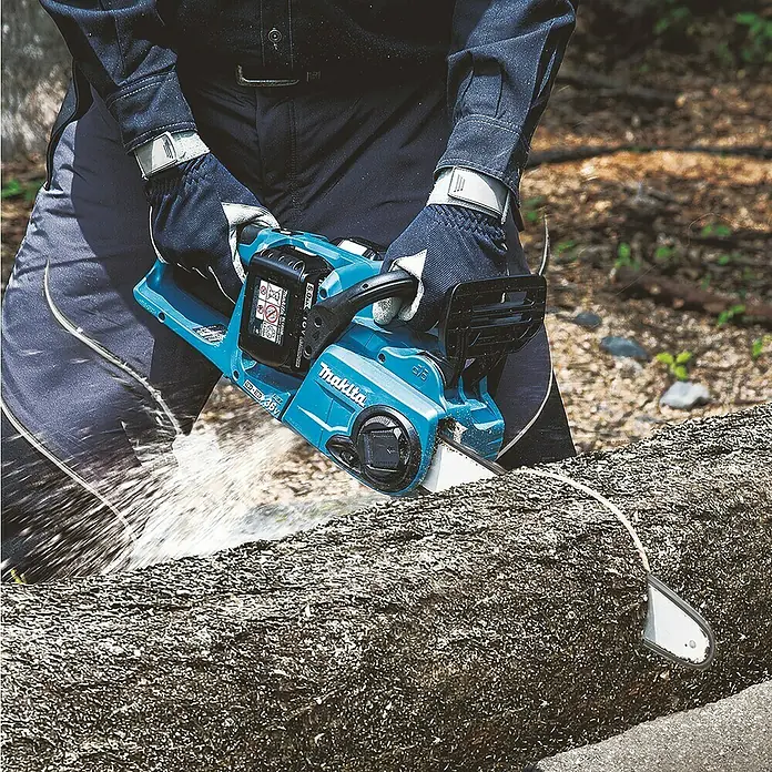 Makita Akku-Kettensäge DUC353Z - 36 V, Ohne Akku, Schwertlänge: 35 cm - Anwendungsbeispiel