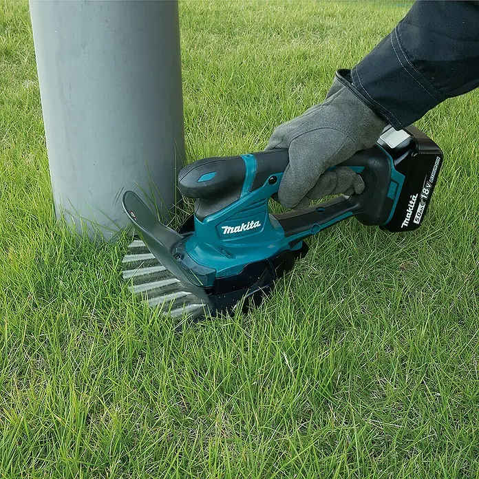 Makita Akku-Gras- & Strauchschere DUM604RFX - 18 V, Li-Ionen, 1 Akku, Messerbreite: 16 cm - Anwendungsbeispiel
