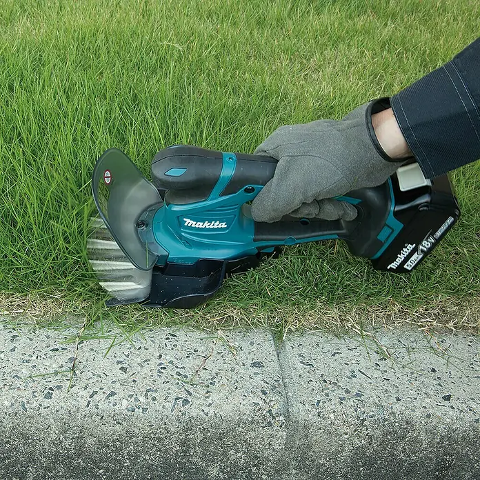 Makita Akku-Gras- & Strauchschere DUM604RFX - 18 V, Li-Ionen, 1 Akku, Messerbreite: 16 cm - Anwendungsbeispiel