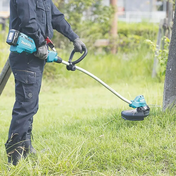 Makita Akku-Rasentrimmer DUR189RF - 18 V, Li-Ionen, 1 Akku, Schnittbreite: 30 cm - Anwendungsbeispiel