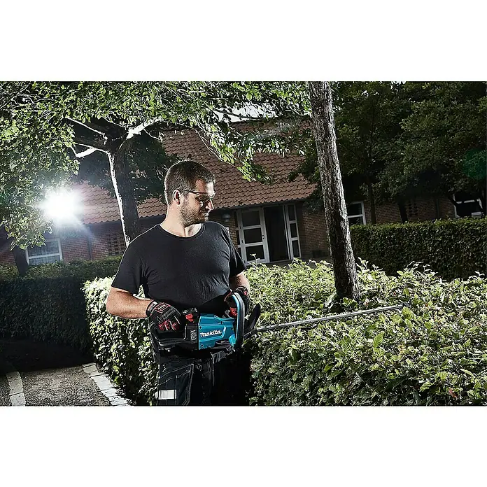 Makita Akku-Heckenschere DUH502Z - 18 V, Li-Ionen, Ohne Akku, Schnittlänge: 50 cm - Anwendungsbeispiel