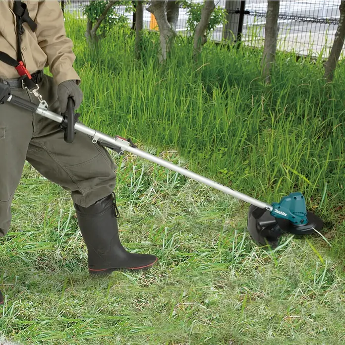 Makita Akku-Rasentrimmer DUR191LZX3 - 18 V, Li-Ionen, Ohne Akku, Schnittbreite: 23 cm - 30 cm - Anwendungsbeispiel