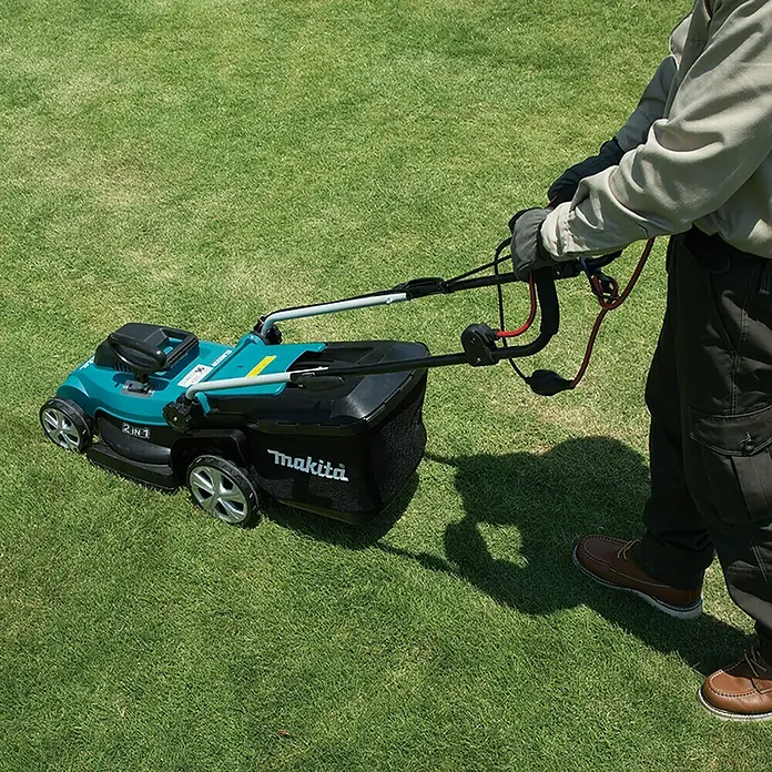 Makita Električna kosilica ELM3320 - 1.200 W, Širina reza: 33 cm - Proizvod u upotrebi