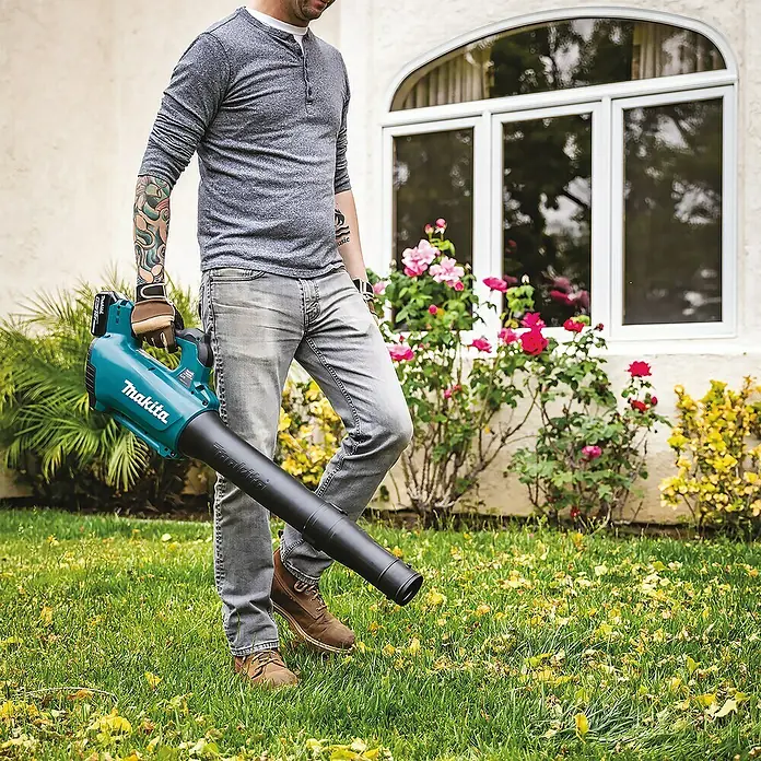 Makita Akku-Gebläse DUB184RF - 18 V, 1 Akku, 3 Ah - Anwendungsbeispiel