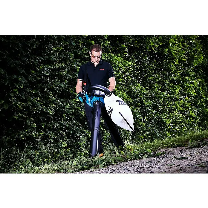 Makita Akku-Laubbläser DUB363PT2V - 2 x 18 V, Li-Ionen, 2 Akkus, Blasleistung: 13,4 m³/min - Anwendungsbeispiel
