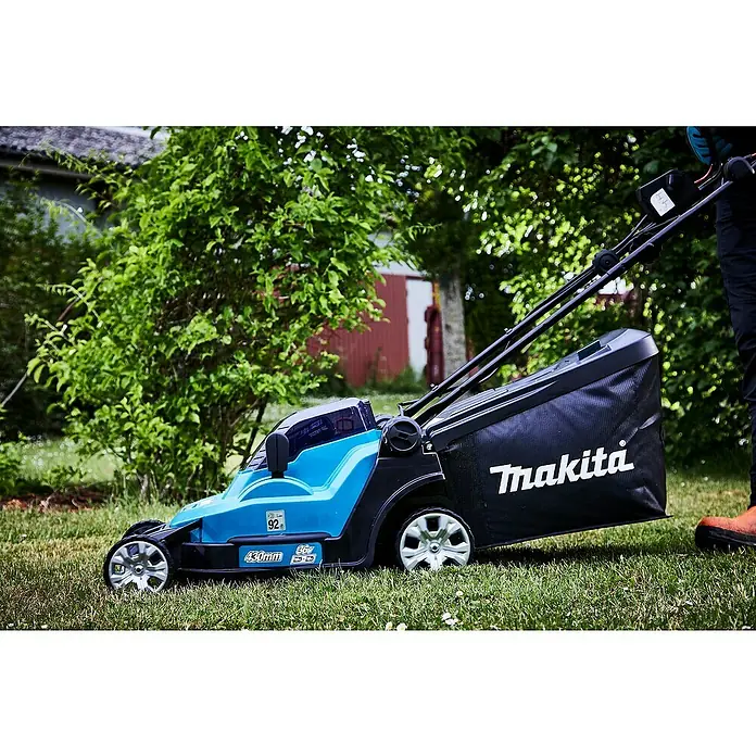 Makita Akku-Rasenmäher DLM432PT2 - 18 V, 2 Akkus, 5 Ah, Schnittbreite: 43 cm - Stimmungsaufnahme