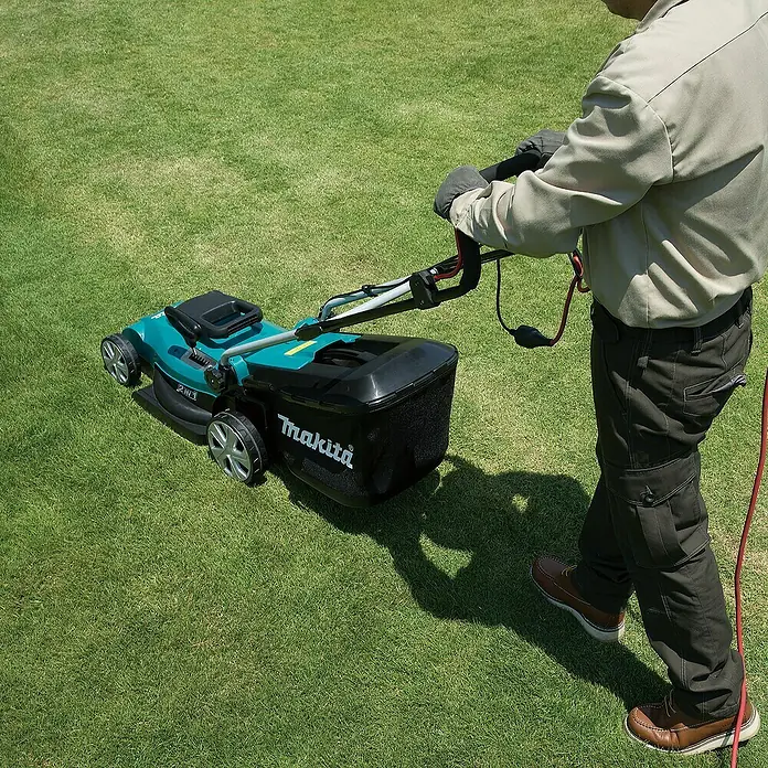 Makita Elektro-Rasenmäher ELM4120 - 1.600 W, Schnittbreite: 41 cm - Anwendungsbeispiel