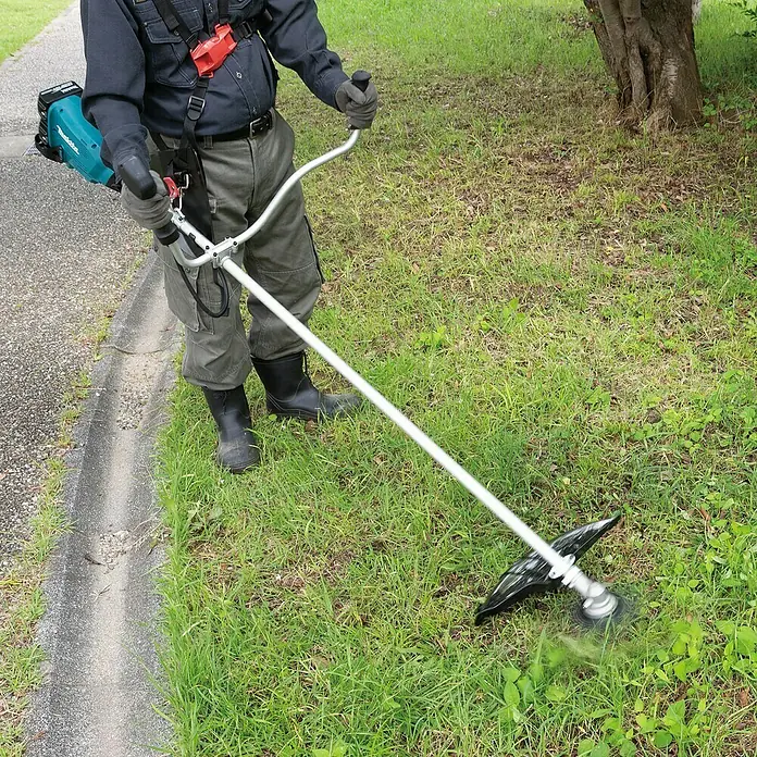 Makita Akku-Rasentrimmer DUR369AZ - 36 V, Li-Ionen, Ohne Akku, Schnittbreite: 43 cm - Anwendungsbeispiel