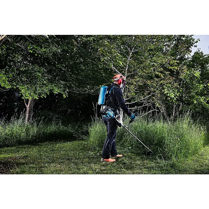 Makita Akku-Rasentrimmer DUR369AZ - 36 V, Li-Ionen, Ohne Akku, Schnittbreite: 43 cm - Anwendungsbeispiel