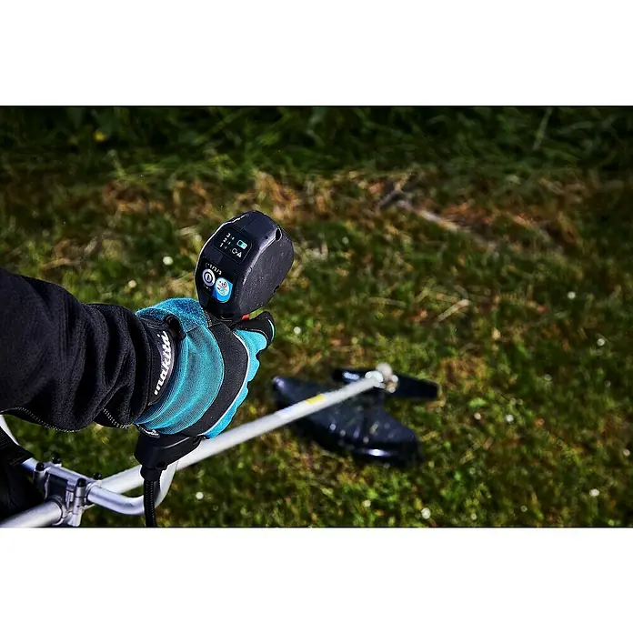 Makita Akku-Rasentrimmer DUR369AZ - 36 V, Li-Ionen, Ohne Akku, Schnittbreite: 43 cm - Anwendungsbeispiel