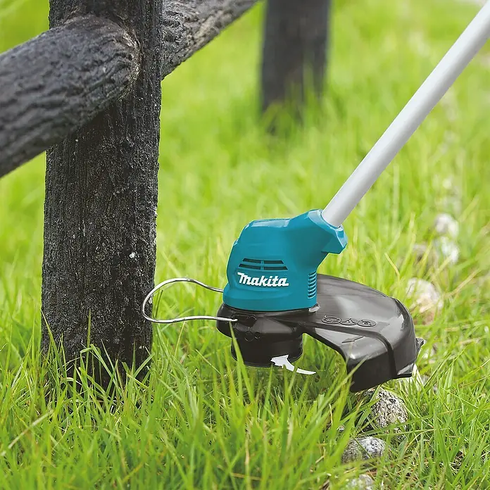 Makita Akku-Rasentrimmer UR100DSME - 12 V, 2 Akkus, 4 Ah, Schnittbreite: 26 cm - Anwendungsbeispiel