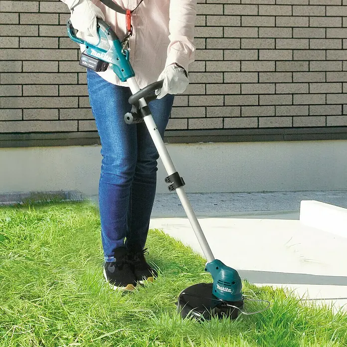 Makita Akku-Rasentrimmer UR100DSME - 12 V, 2 Akkus, 4 Ah, Schnittbreite: 26 cm - Anwendungsbeispiel