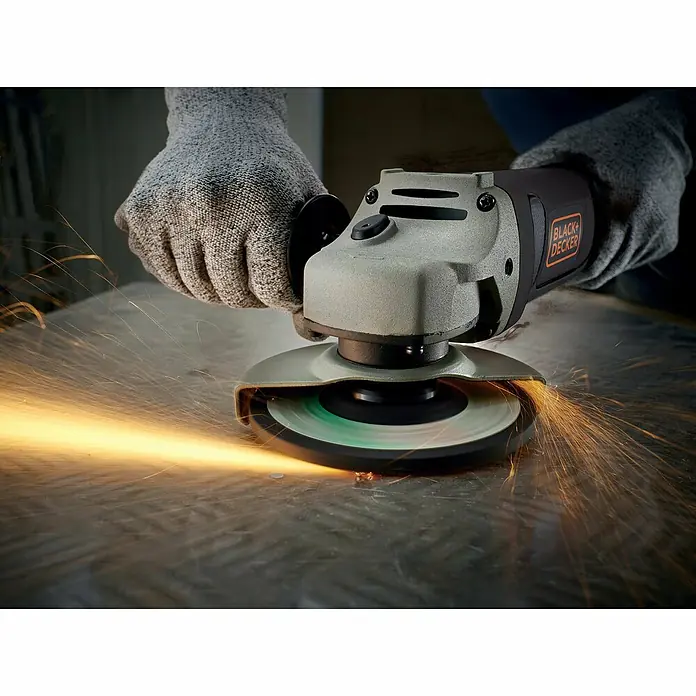 Black+Decker Winkelschleifer KG1202K-QS - 1.200 W, Durchmesser Scheibe: 125 mm, Leerlaufdrehzahl: 11.000 U/min - Anwendungsbeispiel