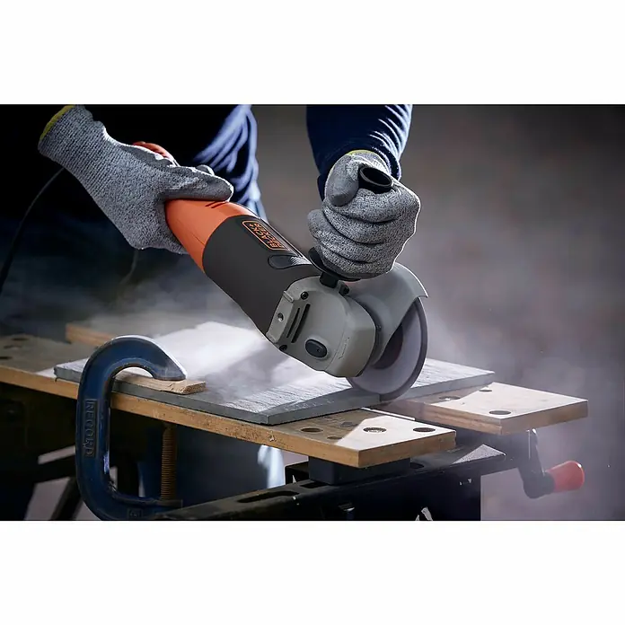 Black+Decker Winkelschleifer KG1202K-QS - 1.200 W, Durchmesser Scheibe: 125 mm, Leerlaufdrehzahl: 11.000 U/min - Anwendungsbeispiel