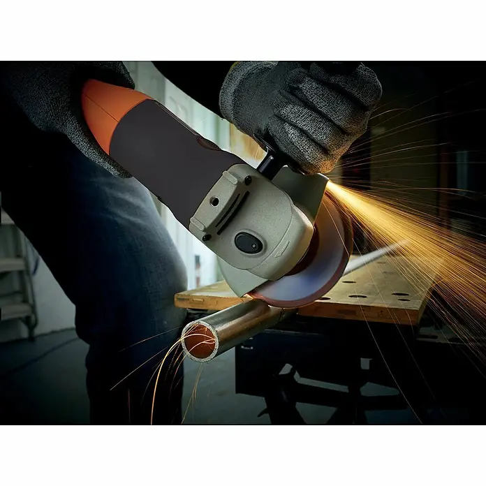 Black+Decker Winkelschleifer KG1202K-QS - 1.200 W, Durchmesser Scheibe: 125 mm, Leerlaufdrehzahl: 11.000 U/min - Anwendungsbeispiel