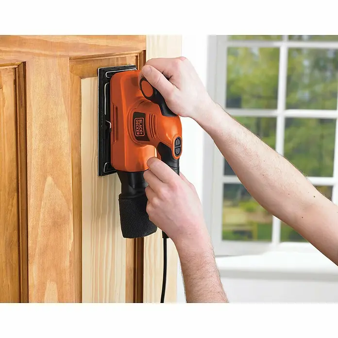 Black+Decker Schwingschleifer KA320EKA-QS - 240 W, 14.000 U/min - 30.000 U/min, Schleifplatte: 90 x 187 mm - Anwendungsbeispiel