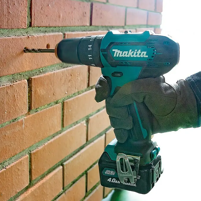 Makita Akku-Schlagbohrschrauber HP333DSAX1 - 12 V, 2 Akkus, 2 Ah, Leerlaufdrehzahl: 0 U/min - 1.700 U/min - Anwendungsbeispiel